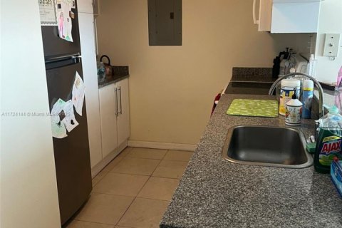 Condo in Miami, Florida, 2 bedrooms  № 1705487 - photo 11