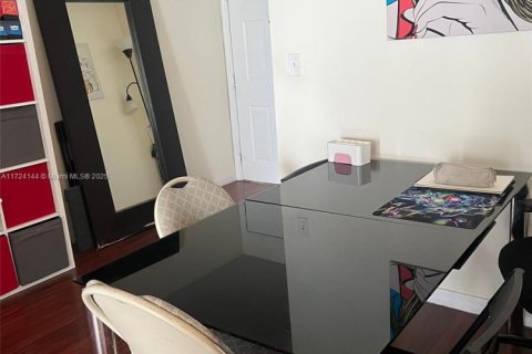Condo in Miami, Florida, 2 bedrooms  № 1705487 - photo 12