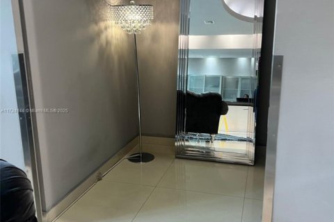 Condo in Miami, Florida, 2 bedrooms  № 1705487 - photo 8