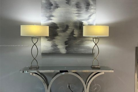 Condo in Miami, Florida, 2 bedrooms  № 1705487 - photo 7