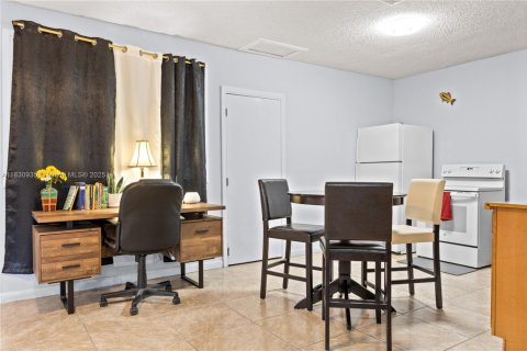 Casa en venta en Miami, Florida, 6 dormitorios, 197.88 m2 № 1807839 - foto 5