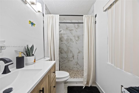 Casa en venta en Miami, Florida, 6 dormitorios, 197.88 m2 № 1807839 - foto 10