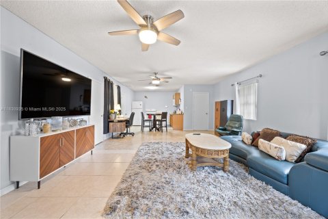 Casa en venta en Miami, Florida, 6 dormitorios, 197.88 m2 № 1807839 - foto 2