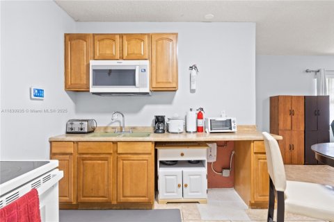 Casa en venta en Miami, Florida, 6 dormitorios, 197.88 m2 № 1807839 - foto 6