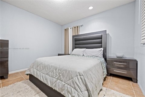 Casa en venta en Miami, Florida, 6 dormitorios, 197.88 m2 № 1807839 - foto 15