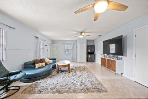 Casa en venta en Miami, Florida, 6 dormitorios, 197.88 m2 № 1807839 - foto 3