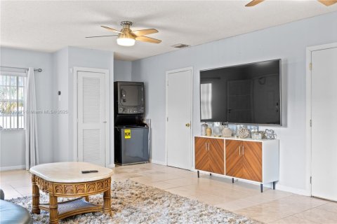 Casa en venta en Miami, Florida, 6 dormitorios, 197.88 m2 № 1807839 - foto 4