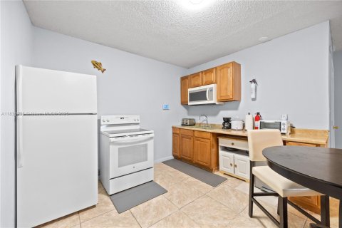 Casa en venta en Miami, Florida, 6 dormitorios, 197.88 m2 № 1807839 - foto 7