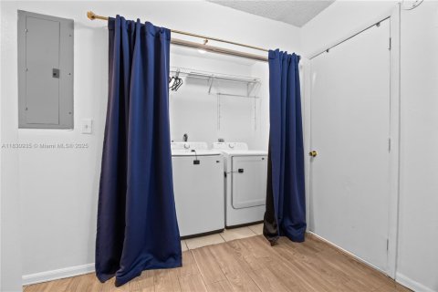 Casa en venta en Miami, Florida, 6 dormitorios, 197.88 m2 № 1807839 - foto 30