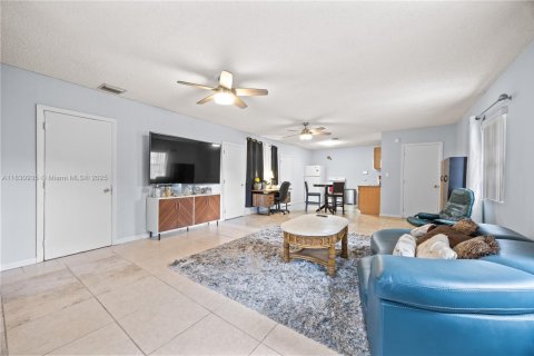 Casa en venta en Miami, Florida, 6 dormitorios, 197.88 m2 № 1807839 - foto 1