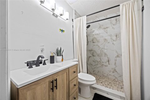 Casa en venta en Miami, Florida, 6 dormitorios, 197.88 m2 № 1807839 - foto 9
