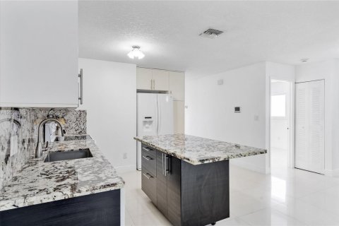Villa ou maison à louer à Hialeah Gardens, Floride: 3 chambres, 104.98 m2 № 2073673 - photo 14