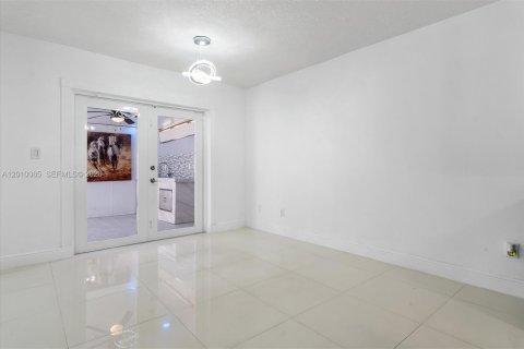 Villa ou maison à louer à Hialeah Gardens, Floride: 3 chambres, 104.98 m2 № 2073673 - photo 17