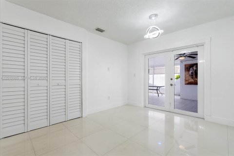 Villa ou maison à louer à Hialeah Gardens, Floride: 3 chambres, 104.98 m2 № 2073673 - photo 18