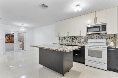 Villa ou maison à louer à Hialeah Gardens, Floride: 3 chambres, 104.98 m2 № 2073673 - photo 10