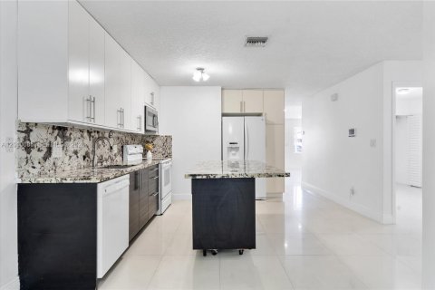 Villa ou maison à louer à Hialeah Gardens, Floride: 3 chambres, 104.98 m2 № 2073673 - photo 11