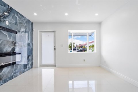 Villa ou maison à louer à Hialeah Gardens, Floride: 3 chambres, 104.98 m2 № 2073673 - photo 8