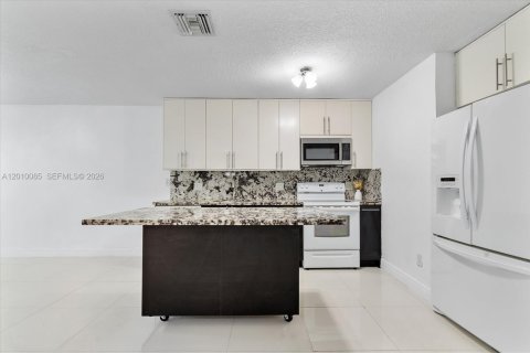 Villa ou maison à louer à Hialeah Gardens, Floride: 3 chambres, 104.98 m2 № 2073673 - photo 13