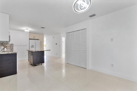 Villa ou maison à louer à Hialeah Gardens, Floride: 3 chambres, 104.98 m2 № 2073673 - photo 12