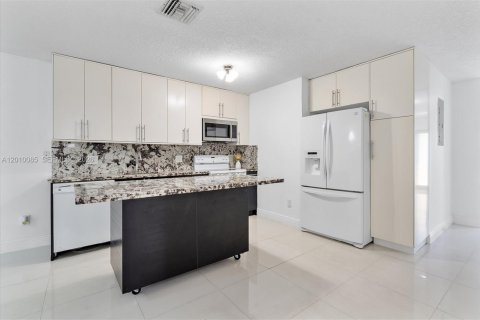 Villa ou maison à louer à Hialeah Gardens, Floride: 3 chambres, 104.98 m2 № 2073673 - photo 9