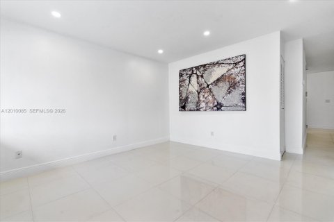 Villa ou maison à louer à Hialeah Gardens, Floride: 3 chambres, 104.98 m2 № 2073673 - photo 4