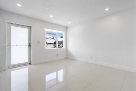 Villa ou maison à louer à Hialeah Gardens, Floride: 3 chambres, 104.98 m2 № 2073673 - photo 5