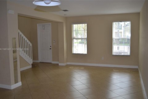 Townhouse in Pembroke Pines, Florida 3 bedrooms, 169.64 sq.m. № 2049742 - photo 3