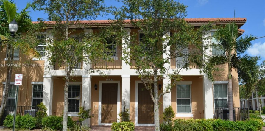 Townhouse in Pembroke Pines, Florida 3 bedrooms, 169.64 sq.m. № 2049742