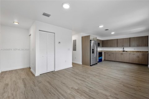 Villa ou maison à louer à Miami, Floride: 3 chambres, 96.06 m2 № 2269607 - photo 2