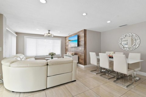 House in Palm Springs, Florida 3 bedrooms, 132.01 sq.m. № 2180225 - photo 14
