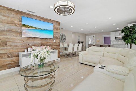 House in Palm Springs, Florida 3 bedrooms, 132.01 sq.m. № 2180225 - photo 17