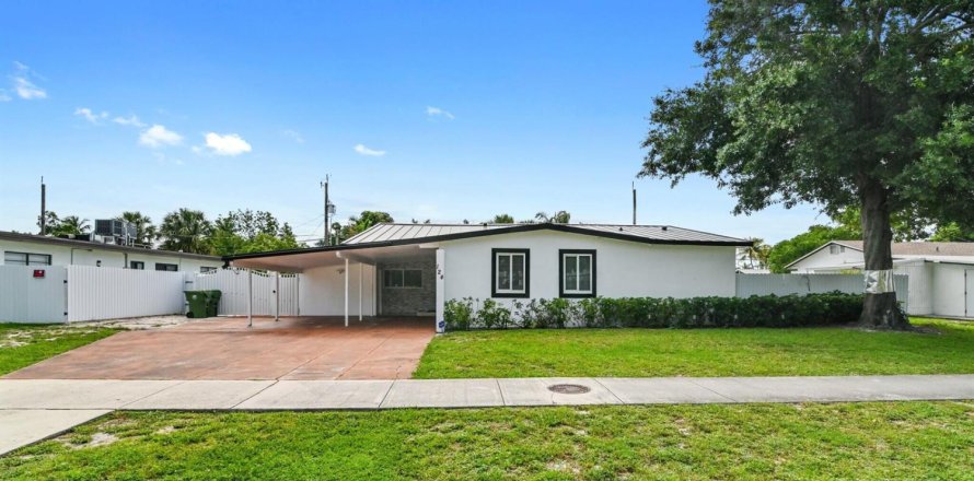 House in Palm Springs, Florida 3 bedrooms, 132.01 sq.m. № 2180225