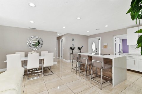 House in Palm Springs, Florida 3 bedrooms, 132.01 sq.m. № 2180225 - photo 13