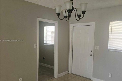 House in Pompano Beach, Florida 3 bedrooms, 100.33 sq.m. № 1689333 - photo 9