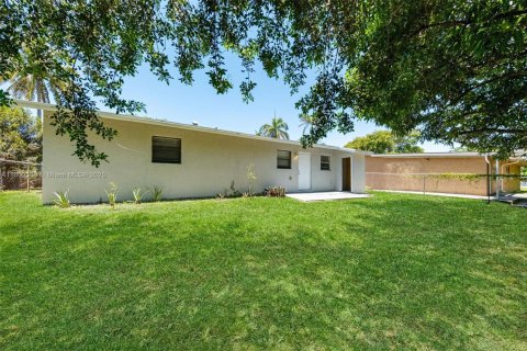 House in Pompano Beach, Florida 3 bedrooms, 100.33 sq.m. № 1689333 - photo 23
