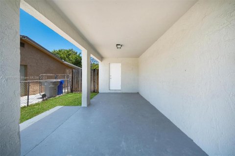 House in Pompano Beach, Florida 3 bedrooms, 100.33 sq.m. № 1689333 - photo 29