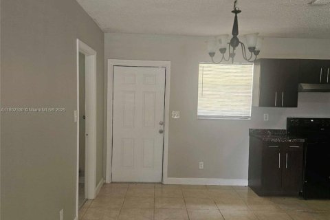 House in Pompano Beach, Florida 3 bedrooms, 100.33 sq.m. № 1689333 - photo 4
