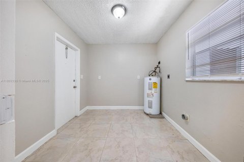 House in Pompano Beach, Florida 3 bedrooms, 100.33 sq.m. № 1689333 - photo 14