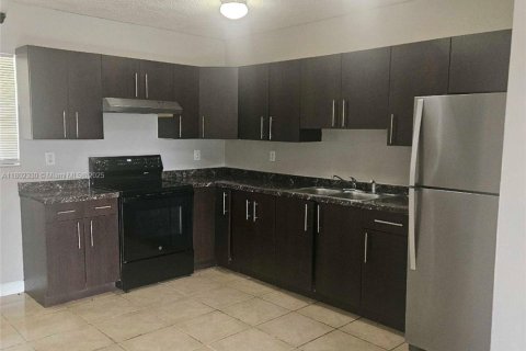 House in Pompano Beach, Florida 3 bedrooms, 100.33 sq.m. № 1689333 - photo 3