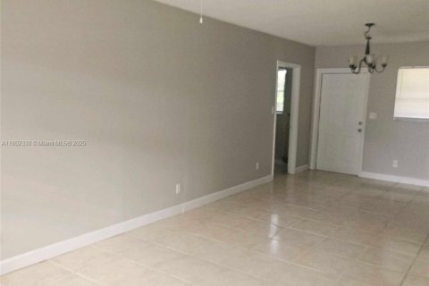 House in Pompano Beach, Florida 3 bedrooms, 100.33 sq.m. № 1689333 - photo 10