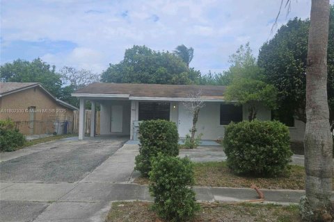 House in Pompano Beach, Florida 3 bedrooms, 100.33 sq.m. № 1689333 - photo 1