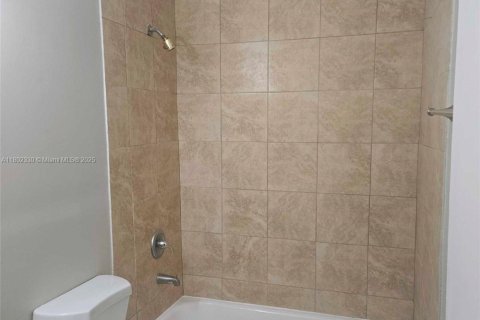 House in Pompano Beach, Florida 3 bedrooms, 100.33 sq.m. № 1689333 - photo 8