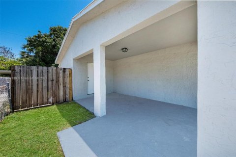 House in Pompano Beach, Florida 3 bedrooms, 100.33 sq.m. № 1689333 - photo 30