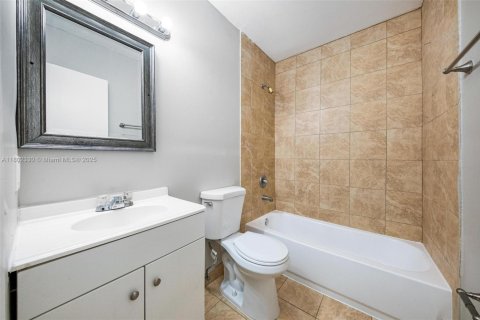 House in Pompano Beach, Florida 3 bedrooms, 100.33 sq.m. № 1689333 - photo 17
