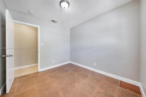 House in Pompano Beach, Florida 3 bedrooms, 100.33 sq.m. № 1689333 - photo 16