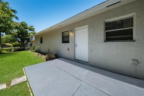 House in Pompano Beach, Florida 3 bedrooms, 100.33 sq.m. № 1689333 - photo 28