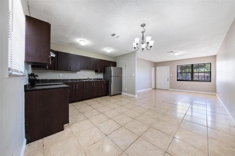 House in Pompano Beach, Florida 3 bedrooms, 100.33 sq.m. № 1689333 - photo 13