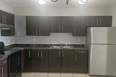 House in Pompano Beach, Florida 3 bedrooms, 100.33 sq.m. № 1689333 - photo 2