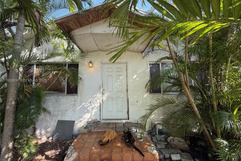 House in Miami, Florida 2 bedrooms, 75.07 sq.m. № 1994132 - photo 1
