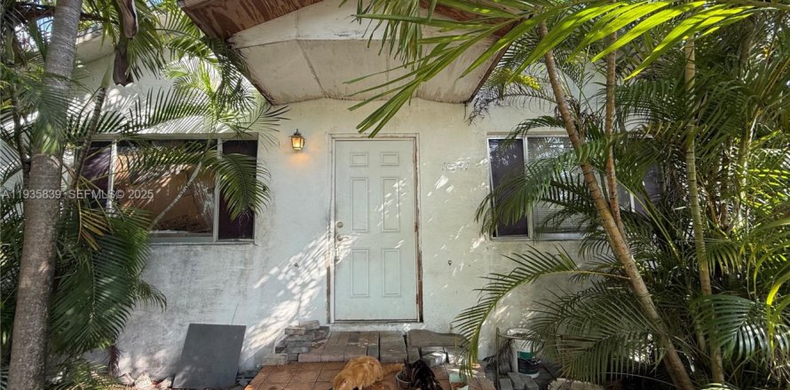 House in Miami, Florida 2 bedrooms, 75.07 sq.m. № 1994132